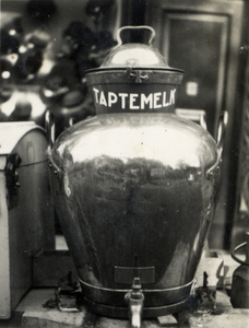 97822 Afbeelding van een schenkbus voor taptemelk (magere melk).